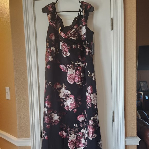 Flower dress w/Black Background - Picture 1 of 3